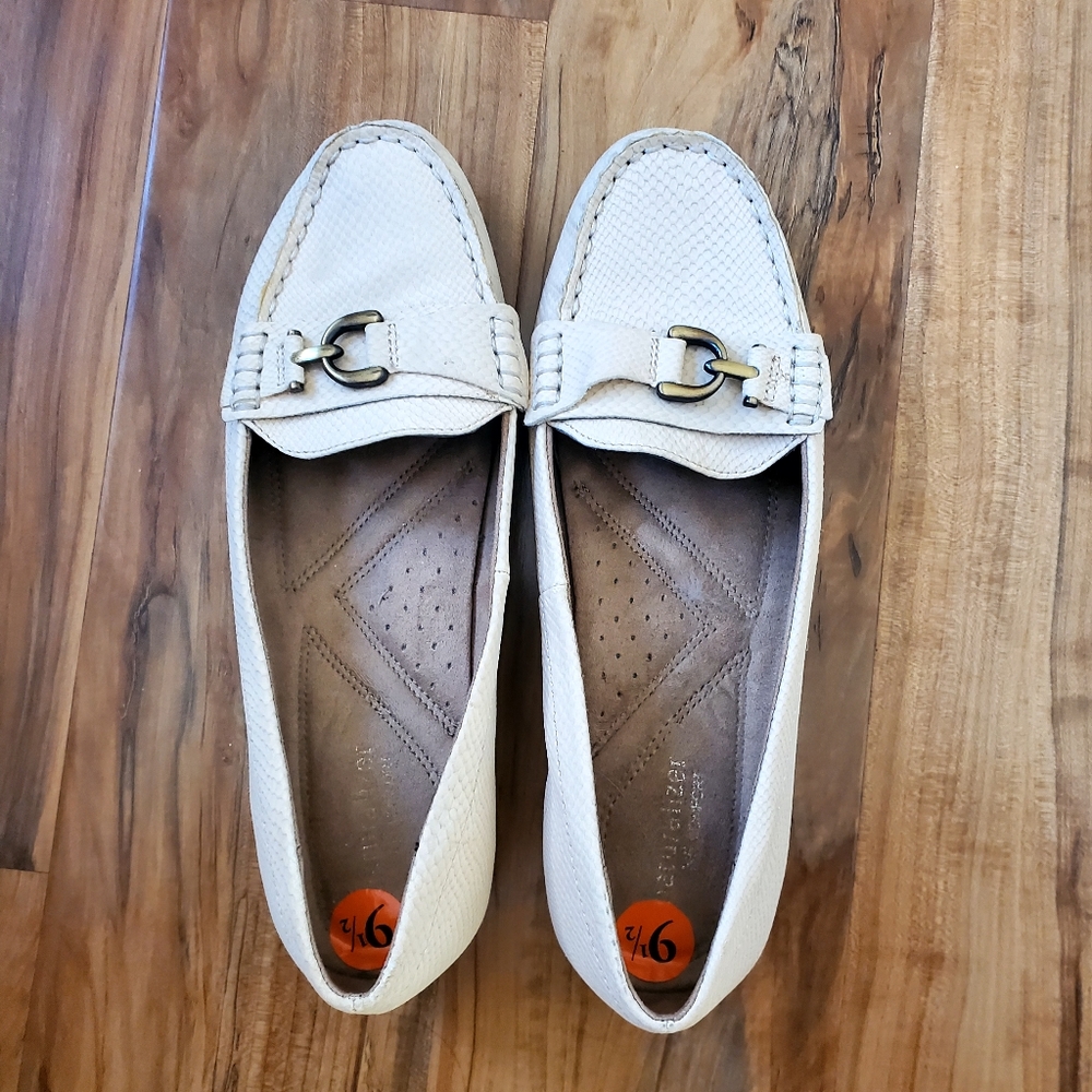 Naturalizer loafers cream with metal buckle 9.5